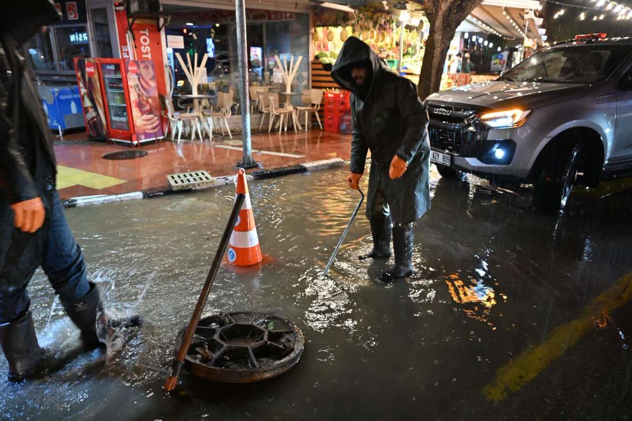 Manisa'da yağış mesaisi: Ekipler tüm gece çalıştı 3